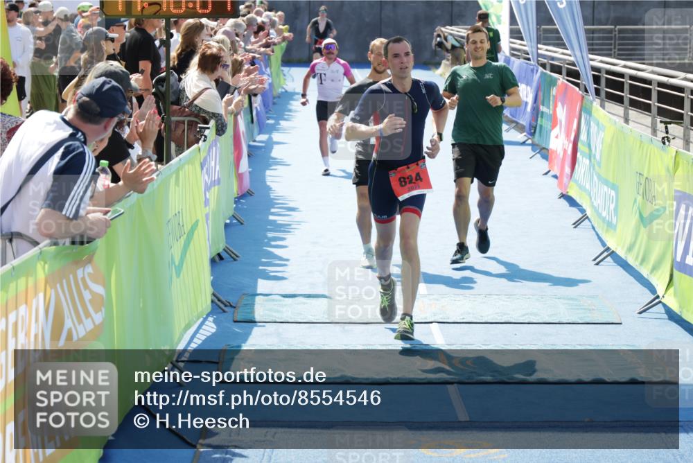 10.08.2025 - GEWOBA Citytriathlon Bremen H.Heesch http://msf.ph/oto/8554546 10.08.2025 14:10:08 Ziel 647, 824, 1015 meine-sportfotos.de