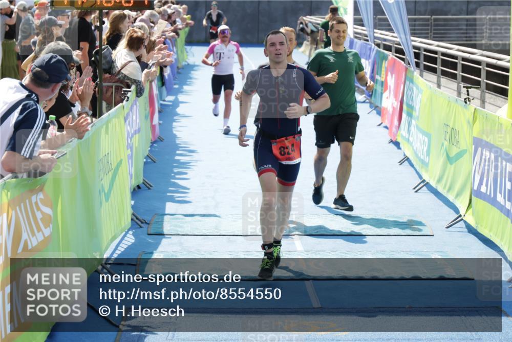10.08.2025 - GEWOBA Citytriathlon Bremen H.Heesch http://msf.ph/oto/8554550 10.08.2025 14:10:08 Ziel 647, 824, 1015 meine-sportfotos.de