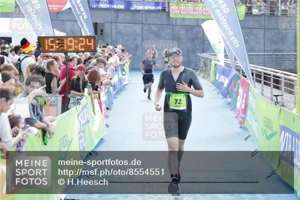 10.08.2025 - GEWOBA Citytriathlon Bremen H.Heesch http://msf.ph/oto/8554551 10.08.2025 15:19:28 Ziel 5, 72 meine-sportfotos.de
