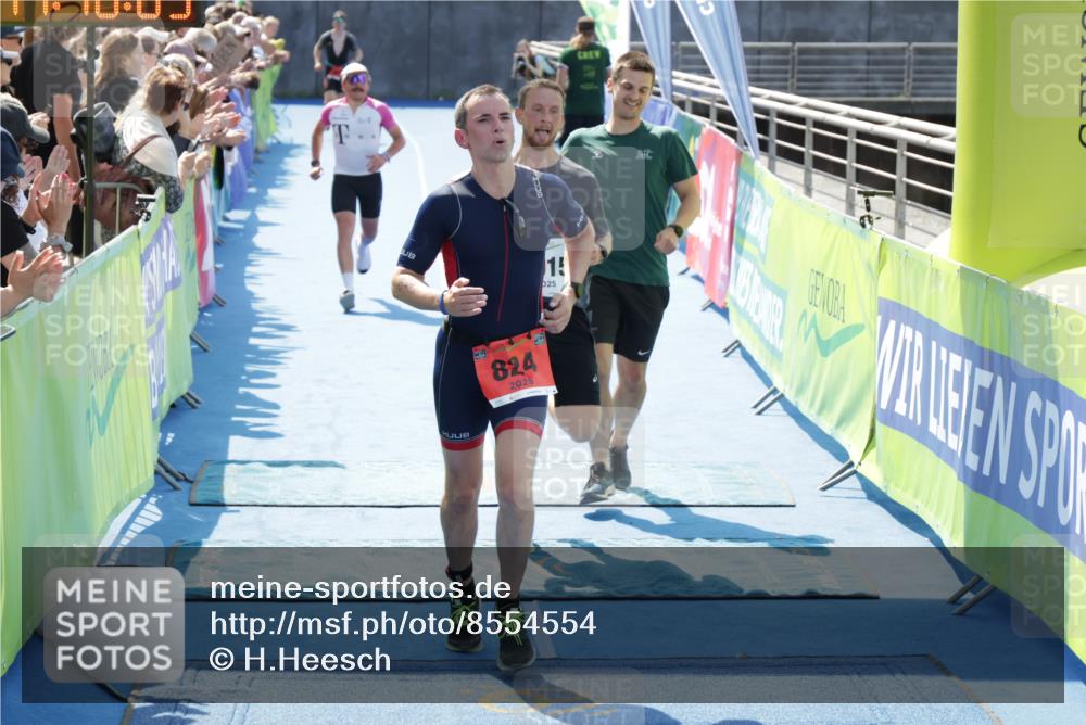 10.08.2025 - GEWOBA Citytriathlon Bremen H.Heesch http://msf.ph/oto/8554554 10.08.2025 14:10:08 Ziel 647, 824, 1015 meine-sportfotos.de