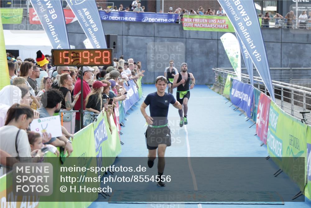 10.08.2025 - GEWOBA Citytriathlon Bremen H.Heesch http://msf.ph/oto/8554556 10.08.2025 15:19:32 Ziel 5, 72 meine-sportfotos.de