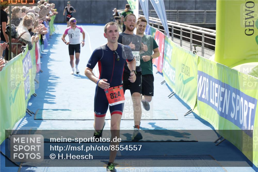 10.08.2025 - GEWOBA Citytriathlon Bremen H.Heesch http://msf.ph/oto/8554557 10.08.2025 14:10:09 Ziel 824, 1015 meine-sportfotos.de