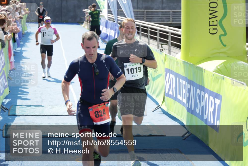 10.08.2025 - GEWOBA Citytriathlon Bremen H.Heesch http://msf.ph/oto/8554559 10.08.2025 14:10:09 Ziel 824, 1015 meine-sportfotos.de