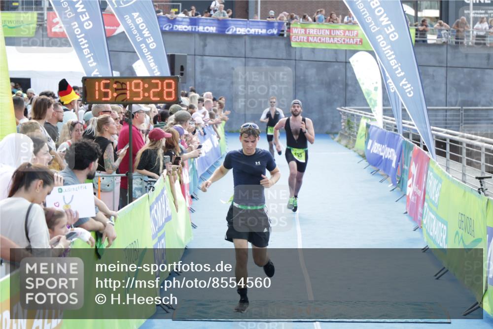 10.08.2025 - GEWOBA Citytriathlon Bremen H.Heesch http://msf.ph/oto/8554560 10.08.2025 15:19:32 Ziel 5, 72 meine-sportfotos.de