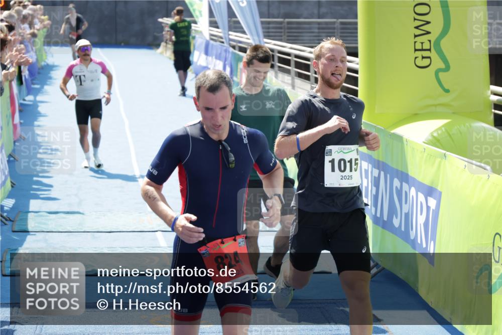 10.08.2025 - GEWOBA Citytriathlon Bremen H.Heesch http://msf.ph/oto/8554562 10.08.2025 14:10:09 Ziel 824, 1015 meine-sportfotos.de
