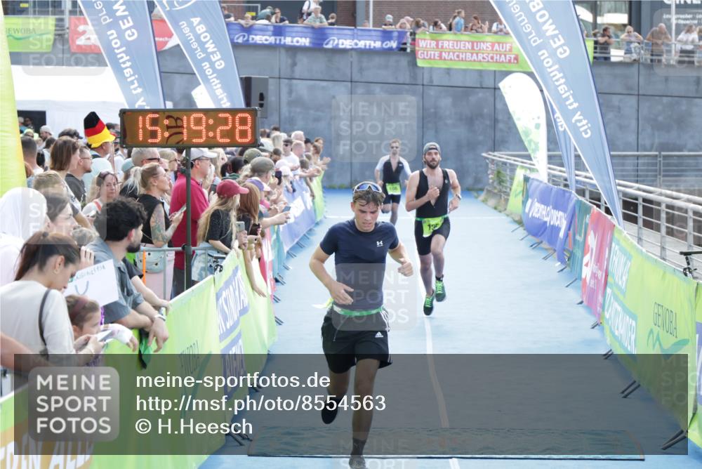 10.08.2025 - GEWOBA Citytriathlon Bremen H.Heesch http://msf.ph/oto/8554563 10.08.2025 15:19:32 Ziel 5, 72 meine-sportfotos.de