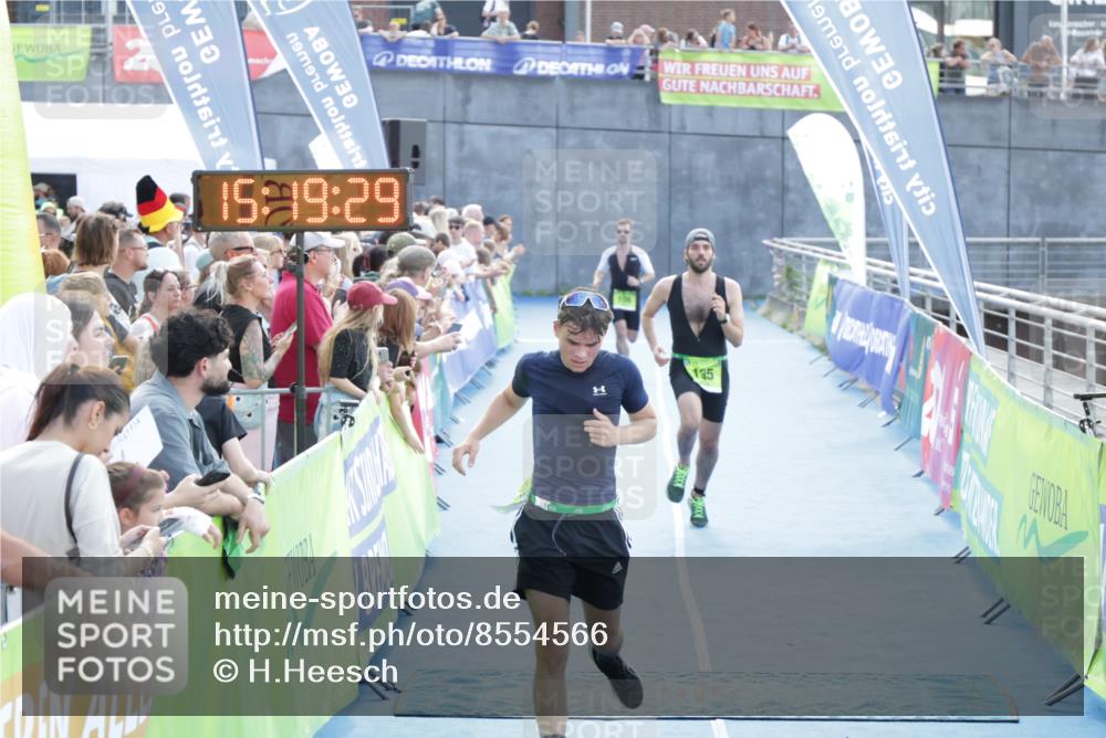 10.08.2025 - GEWOBA Citytriathlon Bremen H.Heesch http://msf.ph/oto/8554566 10.08.2025 15:19:33 Ziel 5, 72, 106 meine-sportfotos.de