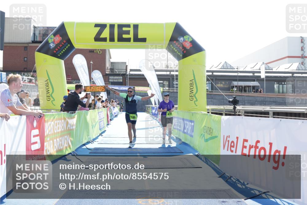 10.08.2025 - GEWOBA Citytriathlon Bremen H.Heesch http://msf.ph/oto/8554575 10.08.2025 15:51:09 Ziel 140, 419, 421 meine-sportfotos.de