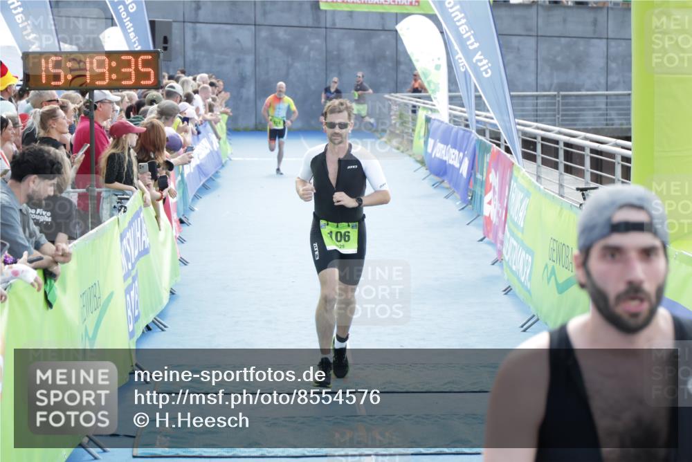 10.08.2025 - GEWOBA Citytriathlon Bremen H.Heesch http://msf.ph/oto/8554576 10.08.2025 15:19:39 Ziel 5, 106, 174 meine-sportfotos.de