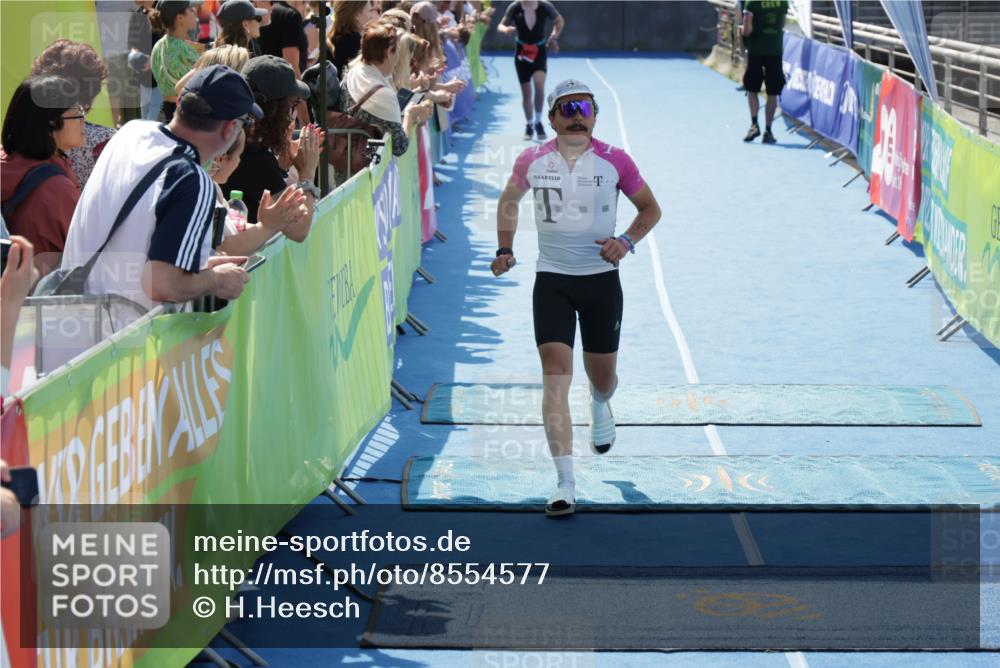 10.08.2025 - GEWOBA Citytriathlon Bremen H.Heesch http://msf.ph/oto/8554577 10.08.2025 14:10:11 Ziel 682, 824, 1015 meine-sportfotos.de