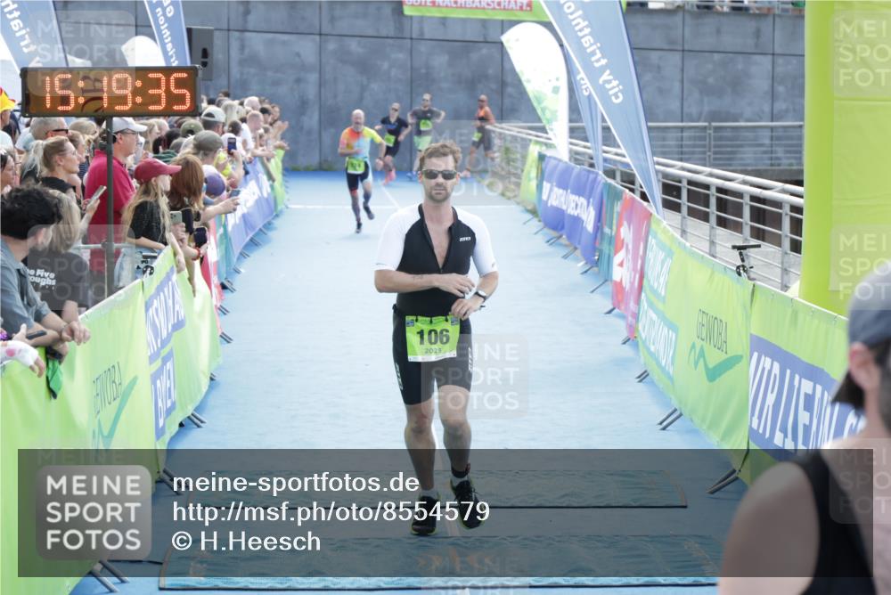 10.08.2025 - GEWOBA Citytriathlon Bremen H.Heesch http://msf.ph/oto/8554579 10.08.2025 15:19:39 Ziel 5, 106, 174 meine-sportfotos.de