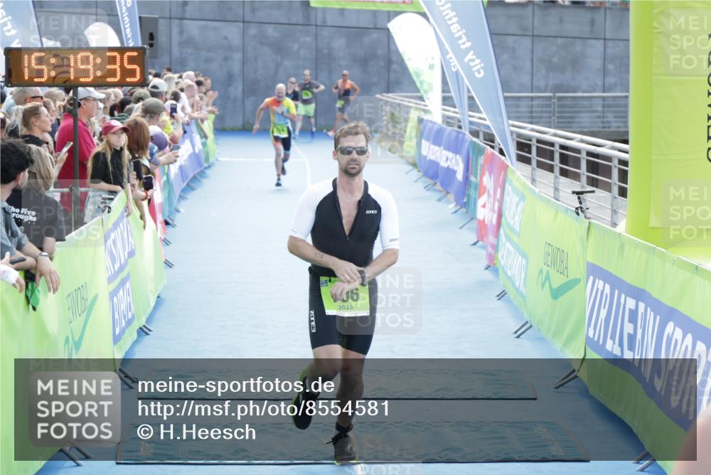 10.08.2025 - GEWOBA Citytriathlon Bremen H.Heesch http://msf.ph/oto/8554581 10.08.2025 15:19:39 Ziel 5, 106, 174 meine-sportfotos.de