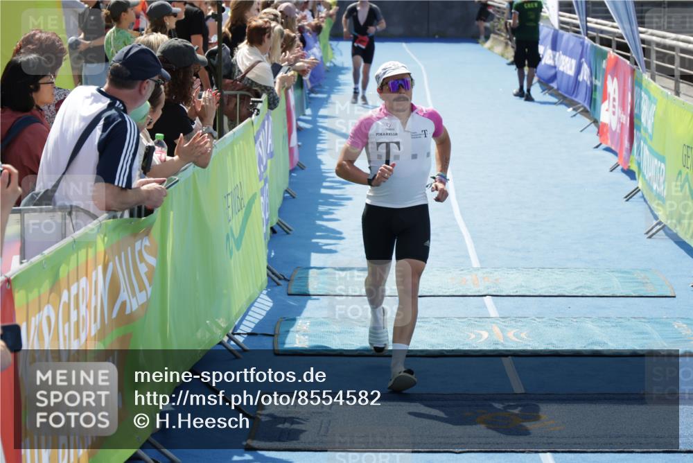 10.08.2025 - GEWOBA Citytriathlon Bremen H.Heesch http://msf.ph/oto/8554582 10.08.2025 14:10:12 Ziel 682, 824, 1015 meine-sportfotos.de