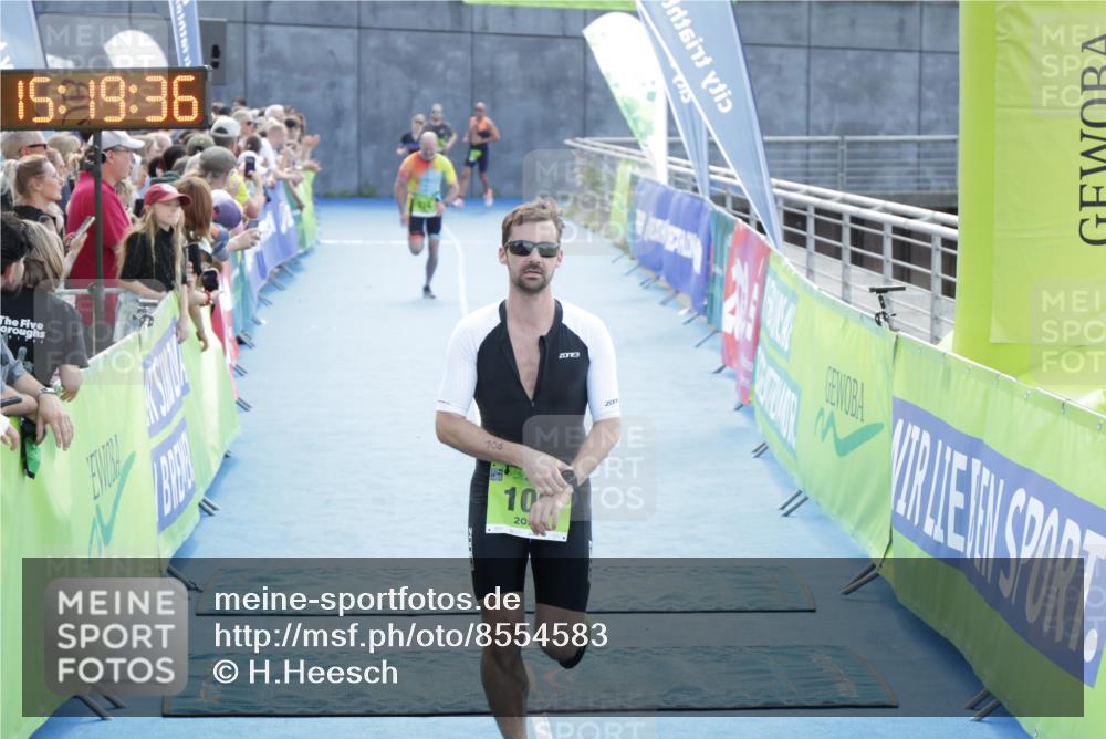 10.08.2025 - GEWOBA Citytriathlon Bremen H.Heesch http://msf.ph/oto/8554583 10.08.2025 15:19:40 Ziel 5, 106, 174 meine-sportfotos.de