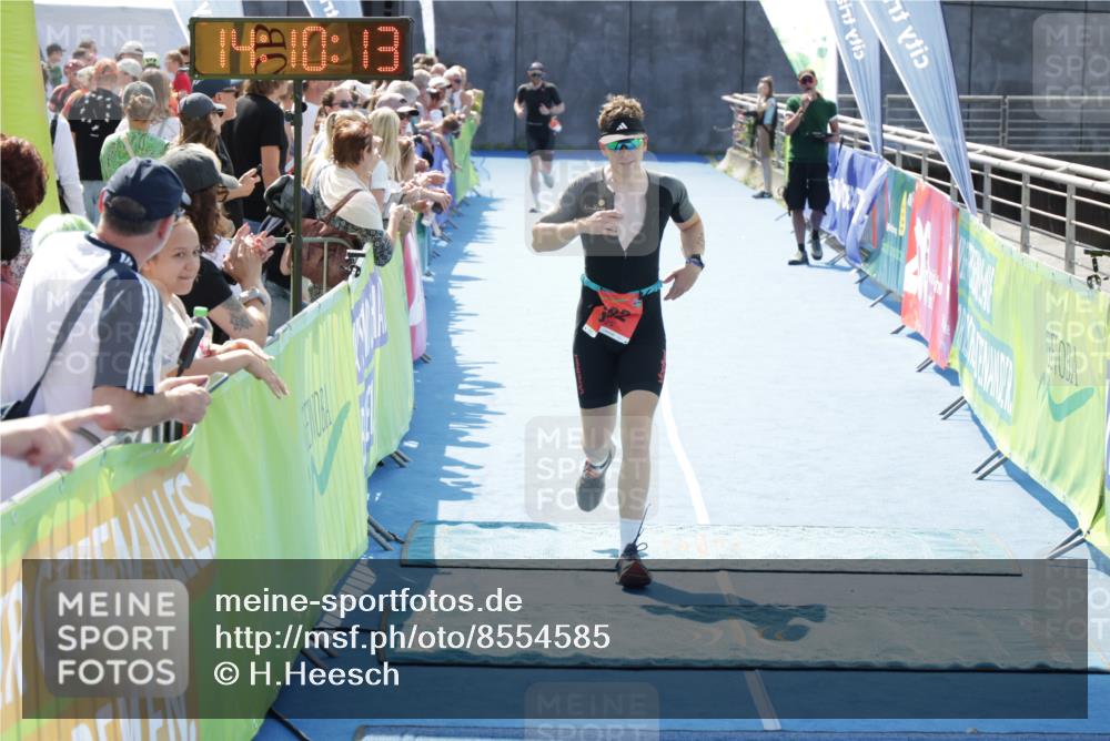 10.08.2025 - GEWOBA Citytriathlon Bremen H.Heesch http://msf.ph/oto/8554585 10.08.2025 14:10:16 Ziel 682, 1015 meine-sportfotos.de