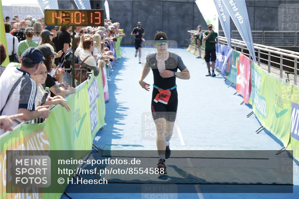 10.08.2025 - GEWOBA Citytriathlon Bremen H.Heesch http://msf.ph/oto/8554588 10.08.2025 14:10:17 Ziel 682 meine-sportfotos.de