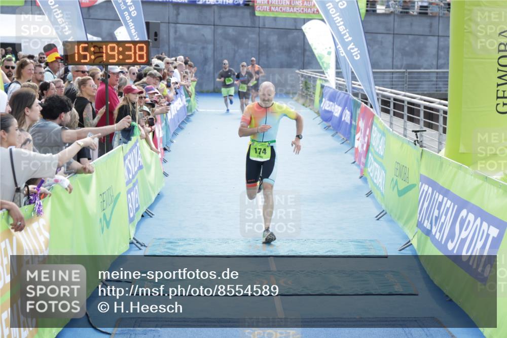 10.08.2025 - GEWOBA Citytriathlon Bremen H.Heesch http://msf.ph/oto/8554589 10.08.2025 15:19:42 Ziel 106, 174 meine-sportfotos.de