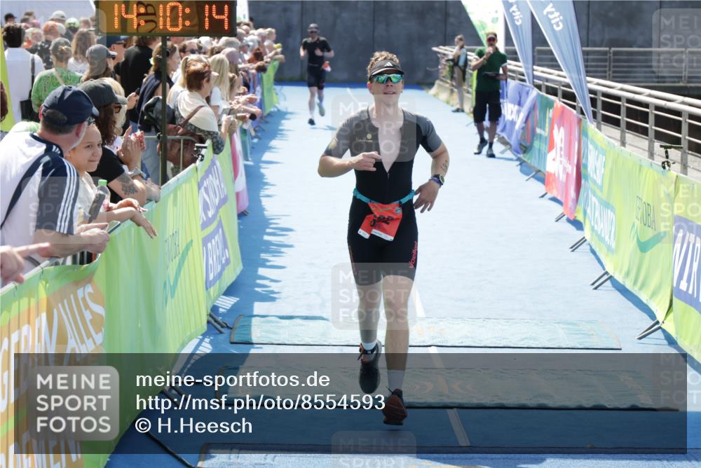 10.08.2025 - GEWOBA Citytriathlon Bremen H.Heesch http://msf.ph/oto/8554593 10.08.2025 14:10:17 Ziel 682 meine-sportfotos.de