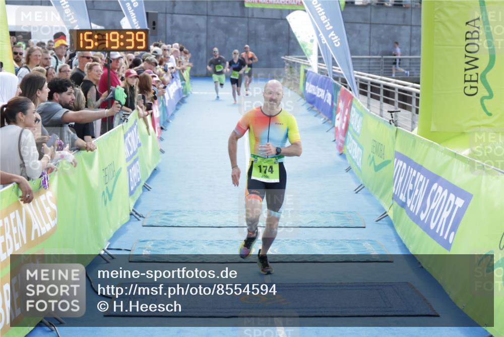 10.08.2025 - GEWOBA Citytriathlon Bremen H.Heesch http://msf.ph/oto/8554594 10.08.2025 15:19:43 Ziel 106, 174 meine-sportfotos.de