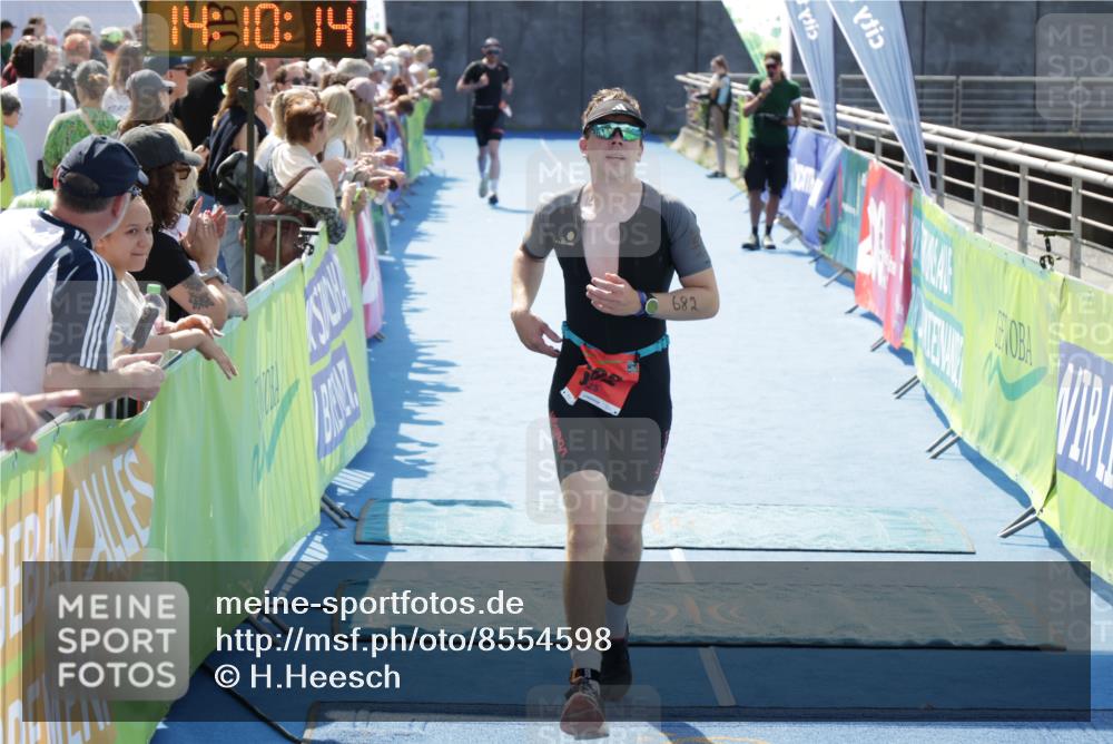 10.08.2025 - GEWOBA Citytriathlon Bremen H.Heesch http://msf.ph/oto/8554598 10.08.2025 14:10:17 Ziel 682 meine-sportfotos.de