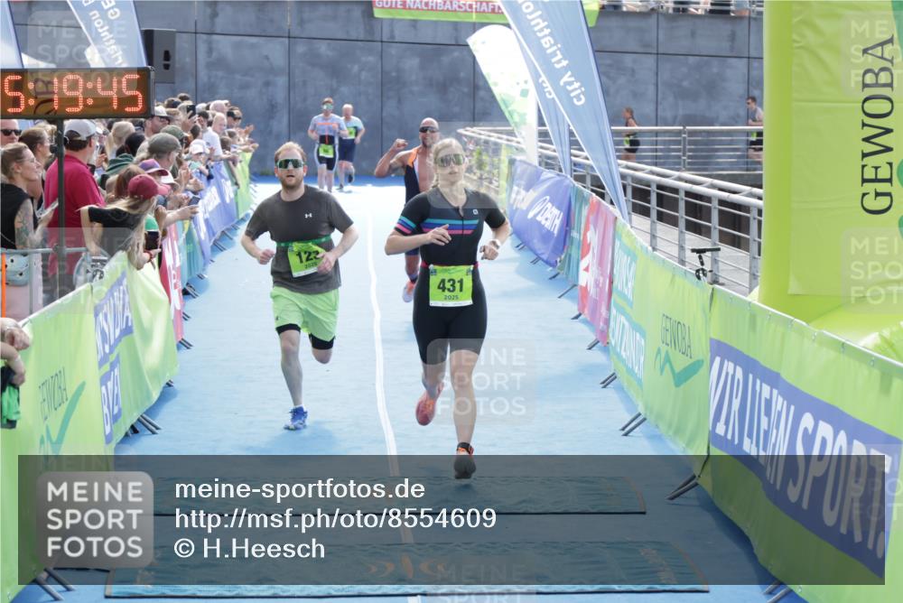 10.08.2025 - GEWOBA Citytriathlon Bremen H.Heesch http://msf.ph/oto/8554609 10.08.2025 15:19:49 Ziel 123, 174, 224, 431 meine-sportfotos.de