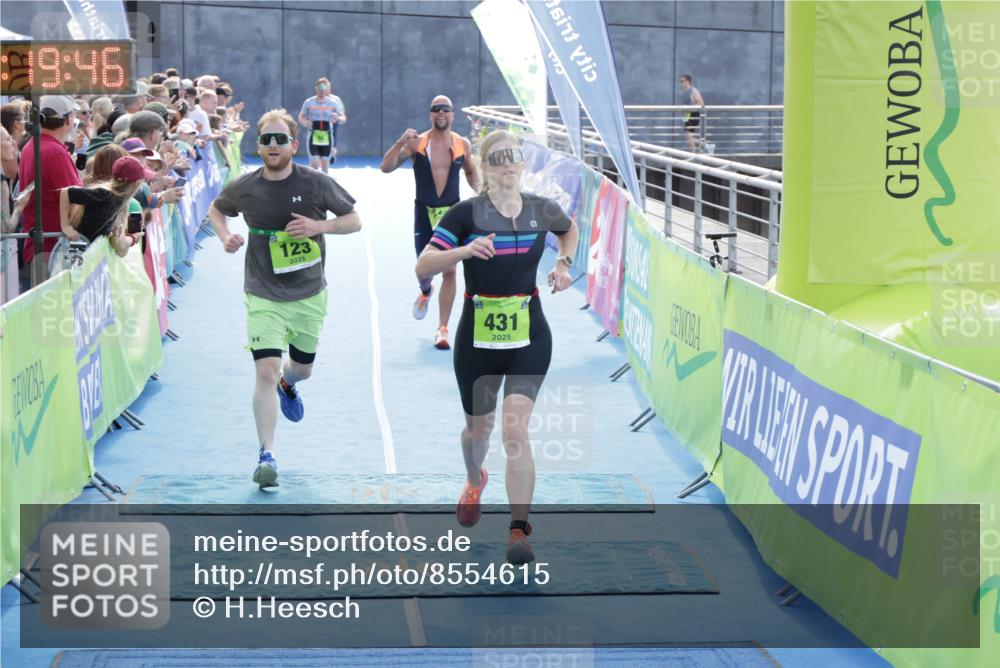 10.08.2025 - GEWOBA Citytriathlon Bremen H.Heesch http://msf.ph/oto/8554615 10.08.2025 15:19:50 Ziel 123, 174, 224, 431 meine-sportfotos.de