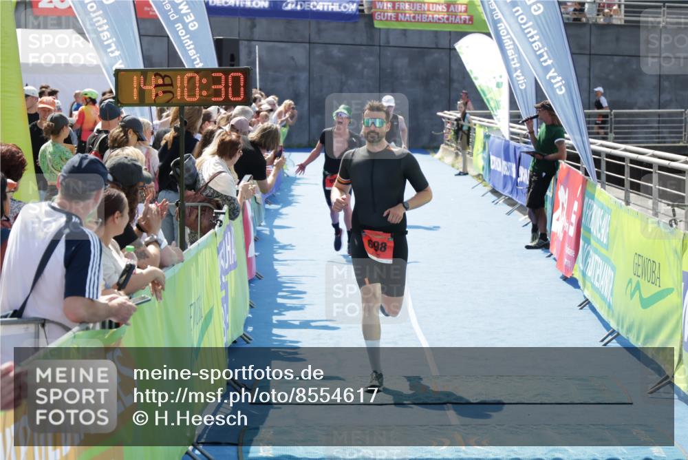 10.08.2025 - GEWOBA Citytriathlon Bremen H.Heesch http://msf.ph/oto/8554617 10.08.2025 14:10:34 Ziel 649, 656, 698 meine-sportfotos.de