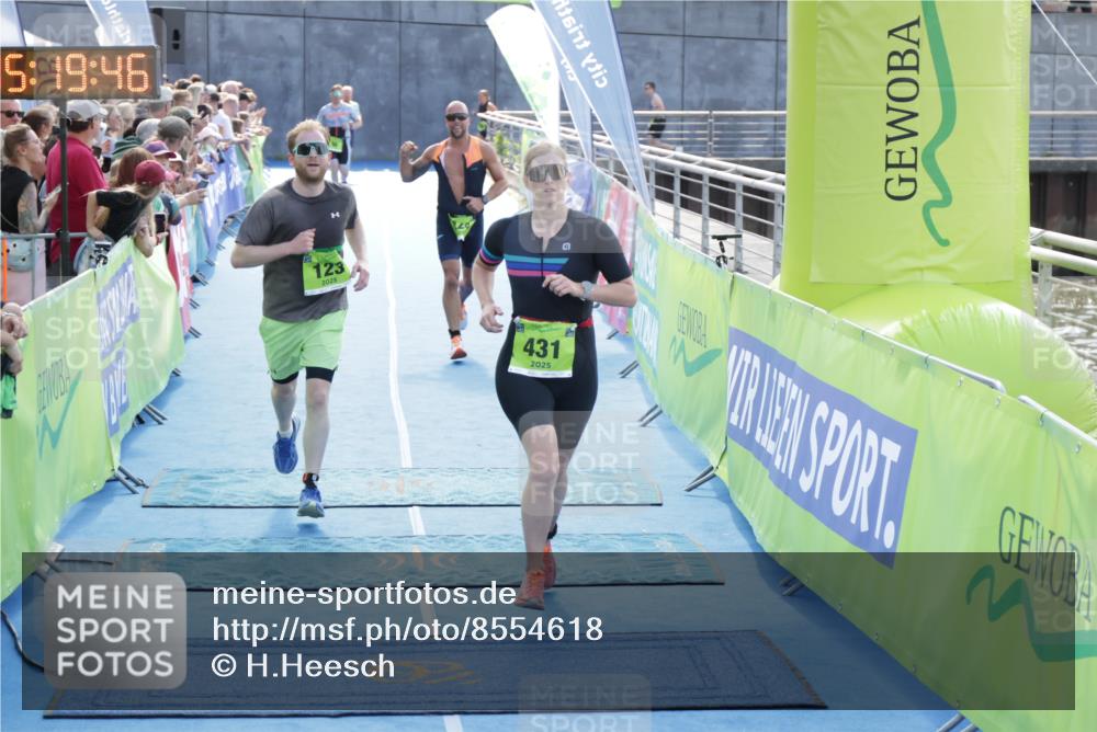 10.08.2025 - GEWOBA Citytriathlon Bremen H.Heesch http://msf.ph/oto/8554618 10.08.2025 15:19:50 Ziel 123, 174, 224, 431 meine-sportfotos.de