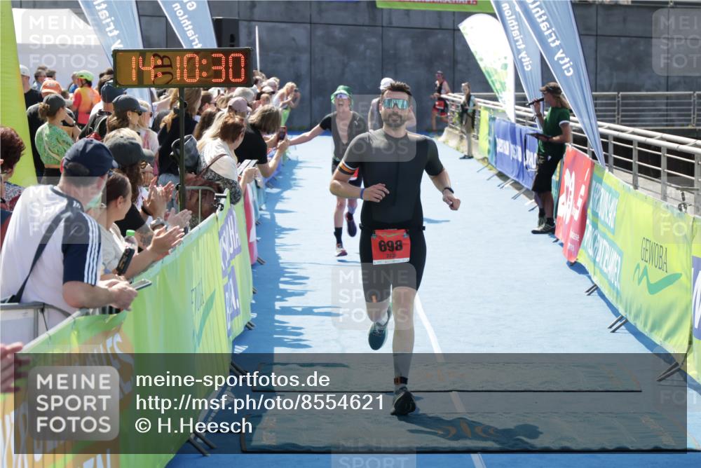 10.08.2025 - GEWOBA Citytriathlon Bremen H.Heesch http://msf.ph/oto/8554621 10.08.2025 14:10:34 Ziel 649, 656, 698 meine-sportfotos.de