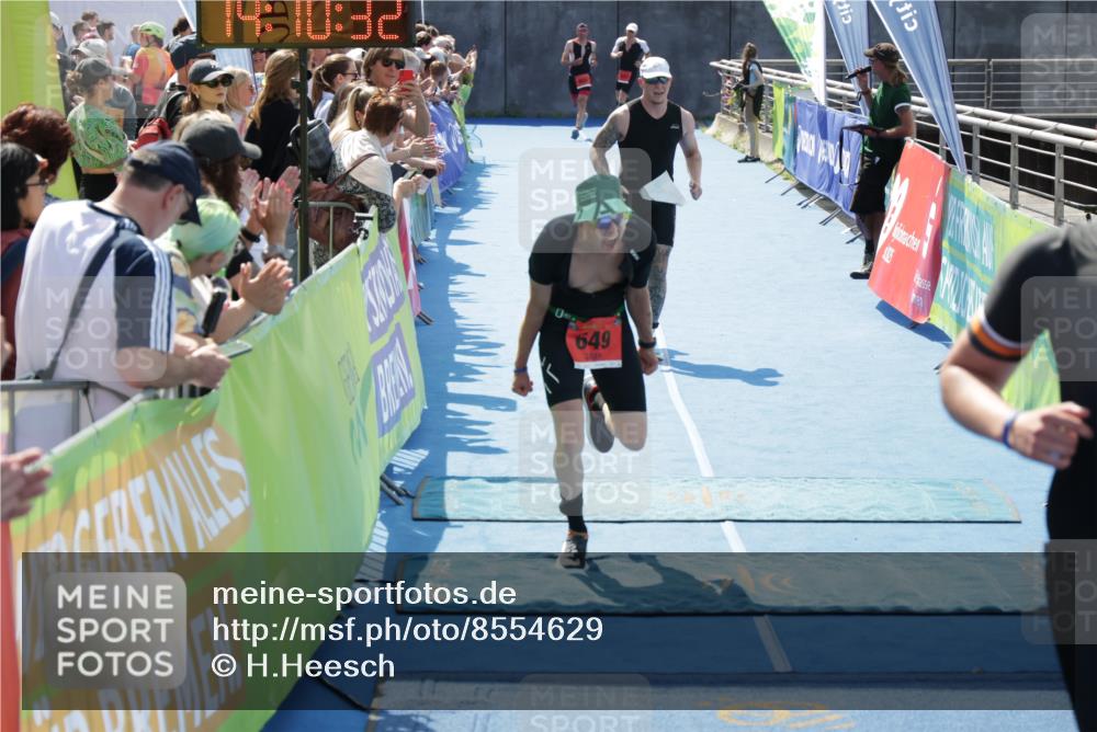 10.08.2025 - GEWOBA Citytriathlon Bremen H.Heesch http://msf.ph/oto/8554629 10.08.2025 14:10:36 Ziel 649, 656, 698 meine-sportfotos.de