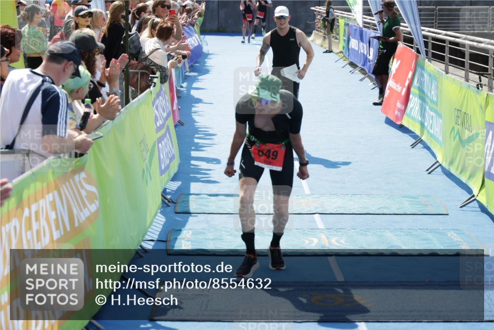 10.08.2025 - GEWOBA Citytriathlon Bremen H.Heesch http://msf.ph/oto/8554632 10.08.2025 14:10:36 Ziel 649, 656, 698 meine-sportfotos.de