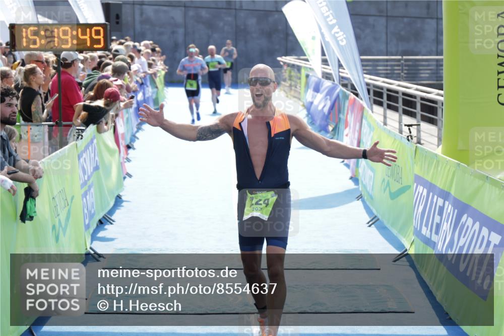 10.08.2025 - GEWOBA Citytriathlon Bremen H.Heesch http://msf.ph/oto/8554637 10.08.2025 15:19:53 Ziel 123, 224, 431 meine-sportfotos.de