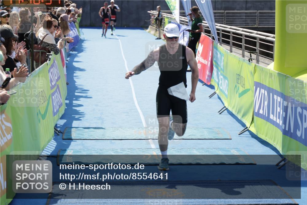 10.08.2025 - GEWOBA Citytriathlon Bremen H.Heesch http://msf.ph/oto/8554641 10.08.2025 14:10:38 Ziel 649, 656, 698 meine-sportfotos.de