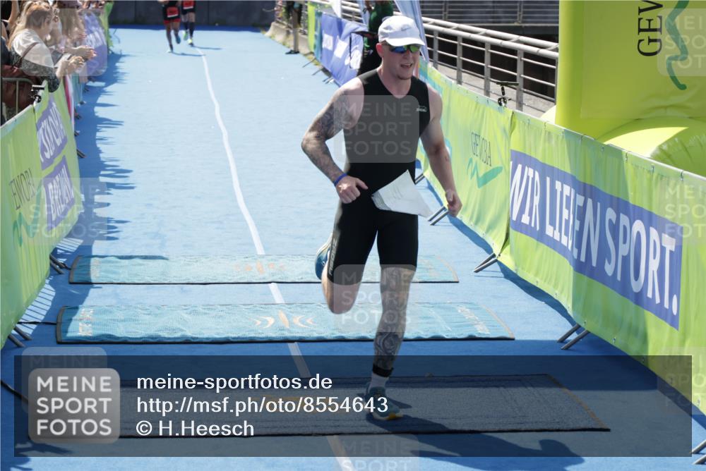 10.08.2025 - GEWOBA Citytriathlon Bremen H.Heesch http://msf.ph/oto/8554643 10.08.2025 14:10:38 Ziel 649, 656, 698 meine-sportfotos.de
