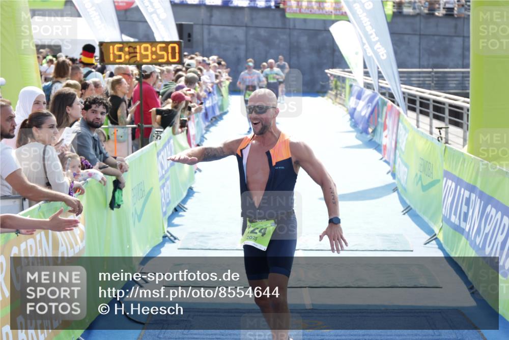 10.08.2025 - GEWOBA Citytriathlon Bremen H.Heesch http://msf.ph/oto/8554644 10.08.2025 15:19:54 Ziel 88, 123, 224, 431 meine-sportfotos.de