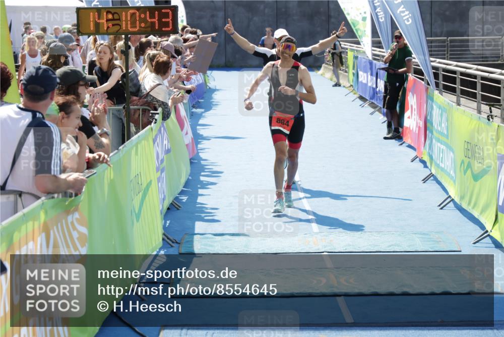 10.08.2025 - GEWOBA Citytriathlon Bremen H.Heesch http://msf.ph/oto/8554645 10.08.2025 14:10:46 Ziel 616, 649, 884 meine-sportfotos.de