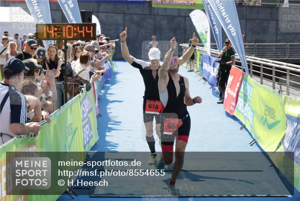 10.08.2025 - GEWOBA Citytriathlon Bremen H.Heesch http://msf.ph/oto/8554655 10.08.2025 14:10:48 Ziel 616, 884 meine-sportfotos.de