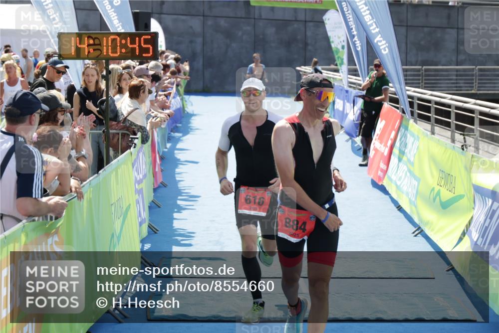 10.08.2025 - GEWOBA Citytriathlon Bremen H.Heesch http://msf.ph/oto/8554660 10.08.2025 14:10:48 Ziel 616, 884 meine-sportfotos.de