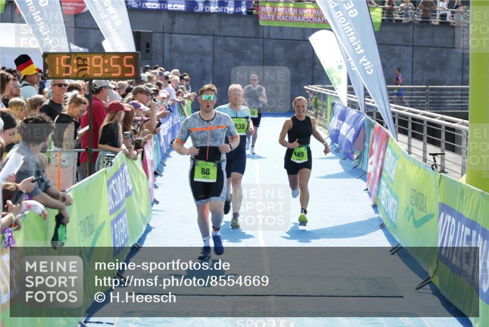10.08.2025 - GEWOBA Citytriathlon Bremen H.Heesch http://msf.ph/oto/8554669 10.08.2025 15:19:59 Ziel 38, 88, 224, 238, 445 meine-sportfotos.de