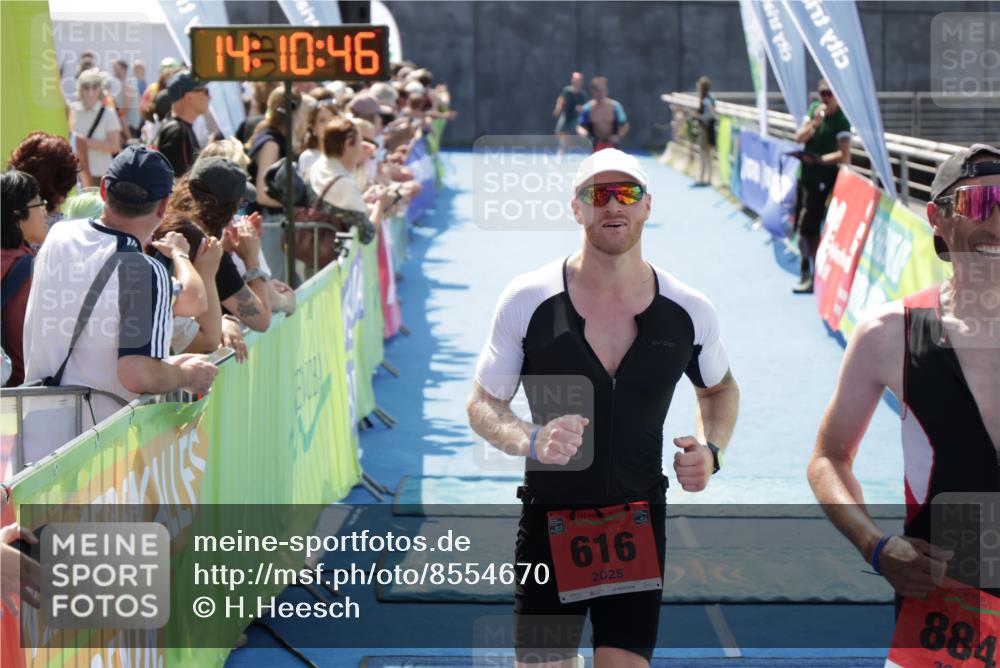 10.08.2025 - GEWOBA Citytriathlon Bremen H.Heesch http://msf.ph/oto/8554670 10.08.2025 14:10:50 Ziel 616, 884 meine-sportfotos.de