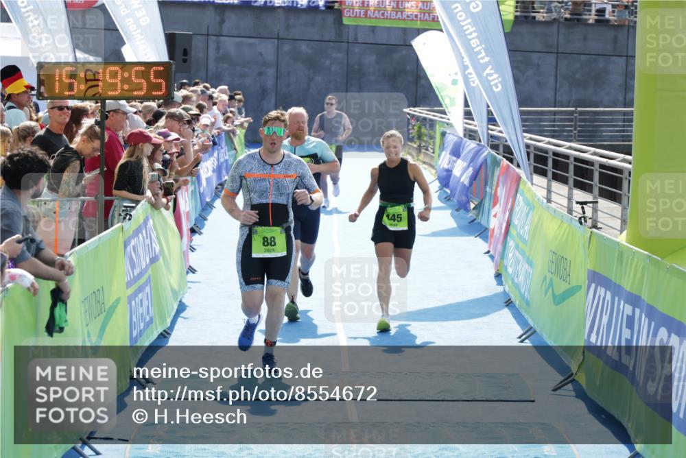 10.08.2025 - GEWOBA Citytriathlon Bremen H.Heesch http://msf.ph/oto/8554672 10.08.2025 15:19:59 Ziel 38, 88, 224, 238, 445 meine-sportfotos.de