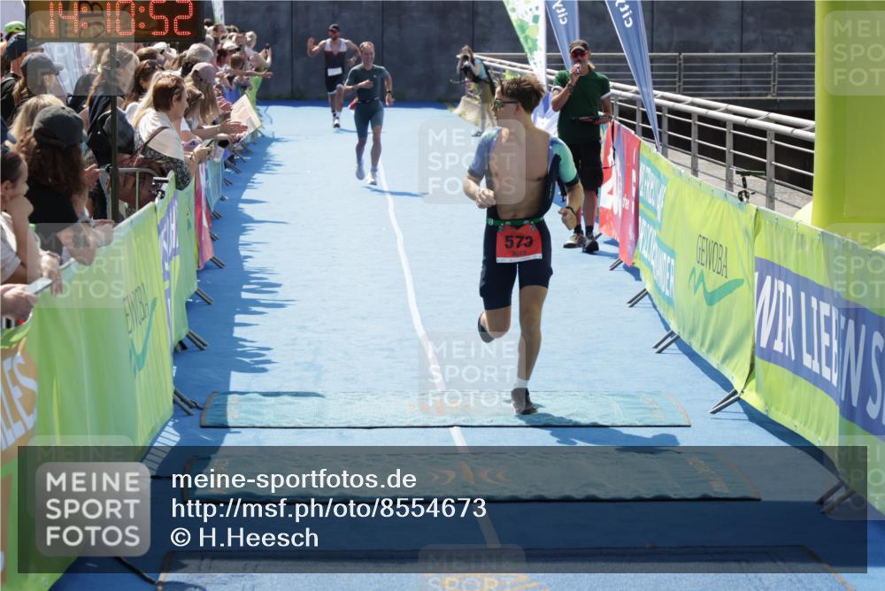 10.08.2025 - GEWOBA Citytriathlon Bremen H.Heesch http://msf.ph/oto/8554673 10.08.2025 14:10:56 Ziel 573, 616, 884, 933 meine-sportfotos.de
