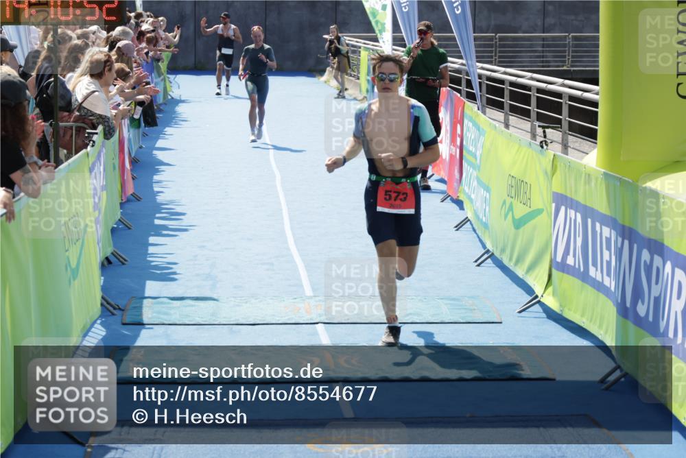 10.08.2025 - GEWOBA Citytriathlon Bremen H.Heesch http://msf.ph/oto/8554677 10.08.2025 14:10:56 Ziel 573, 616, 884, 933 meine-sportfotos.de