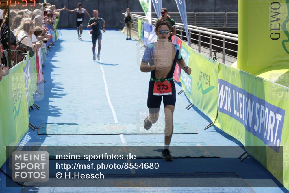 10.08.2025 - GEWOBA Citytriathlon Bremen H.Heesch http://msf.ph/oto/8554680 10.08.2025 14:10:56 Ziel 573, 616, 884, 933 meine-sportfotos.de
