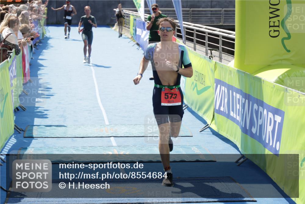 10.08.2025 - GEWOBA Citytriathlon Bremen H.Heesch http://msf.ph/oto/8554684 10.08.2025 14:10:57 Ziel 573, 784, 933 meine-sportfotos.de
