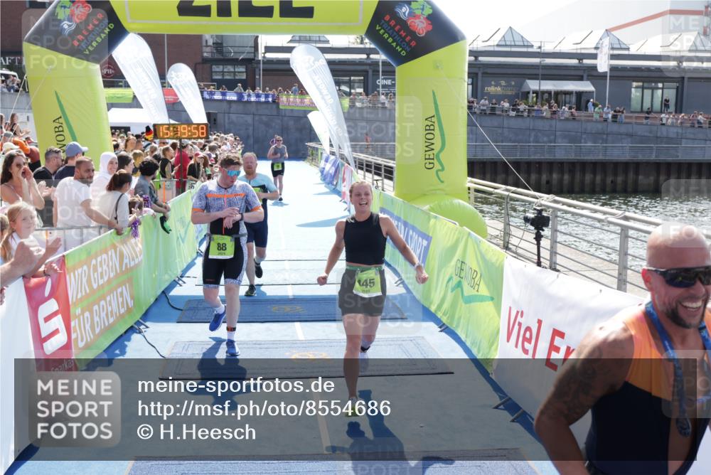 10.08.2025 - GEWOBA Citytriathlon Bremen H.Heesch http://msf.ph/oto/8554686 10.08.2025 15:20:02 Ziel 38, 88, 238, 445 meine-sportfotos.de