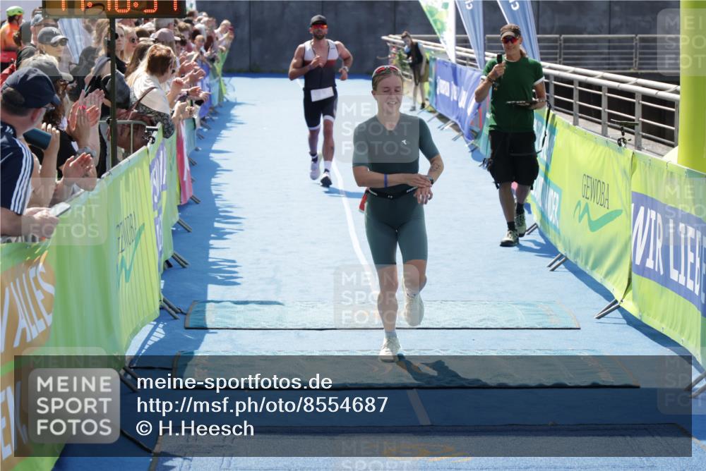 10.08.2025 - GEWOBA Citytriathlon Bremen H.Heesch http://msf.ph/oto/8554687 10.08.2025 14:11:00 Ziel 573, 784, 933 meine-sportfotos.de