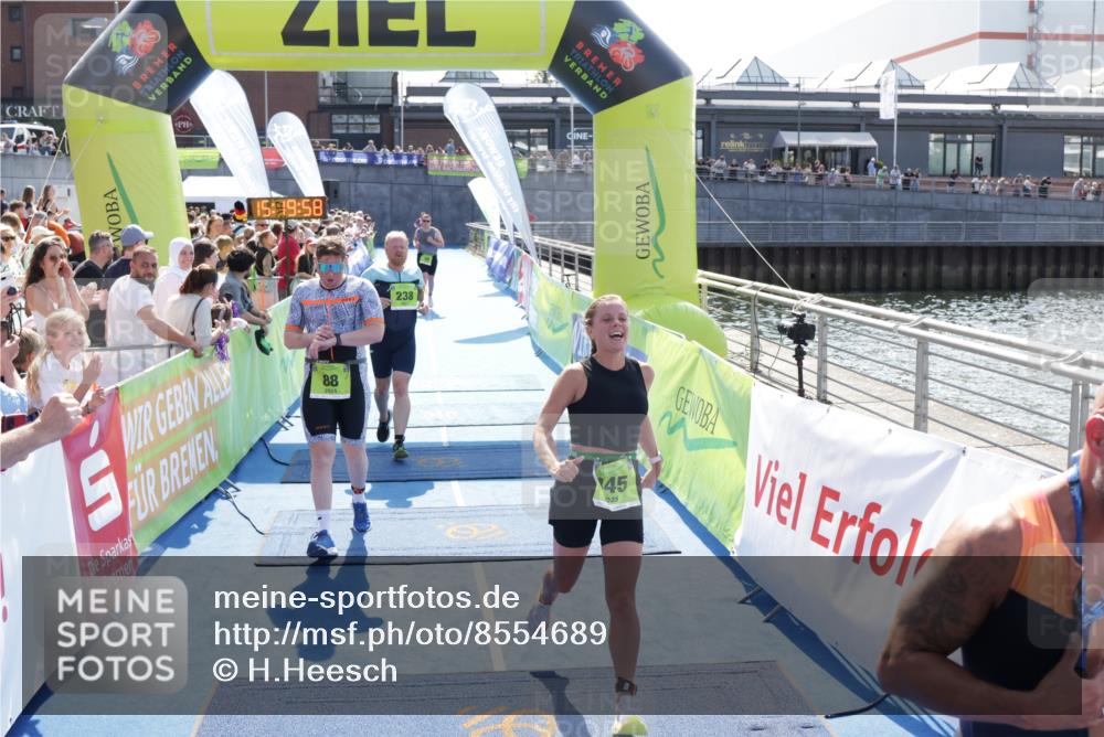 10.08.2025 - GEWOBA Citytriathlon Bremen H.Heesch http://msf.ph/oto/8554689 10.08.2025 15:20:02 Ziel 38, 88, 238, 445 meine-sportfotos.de