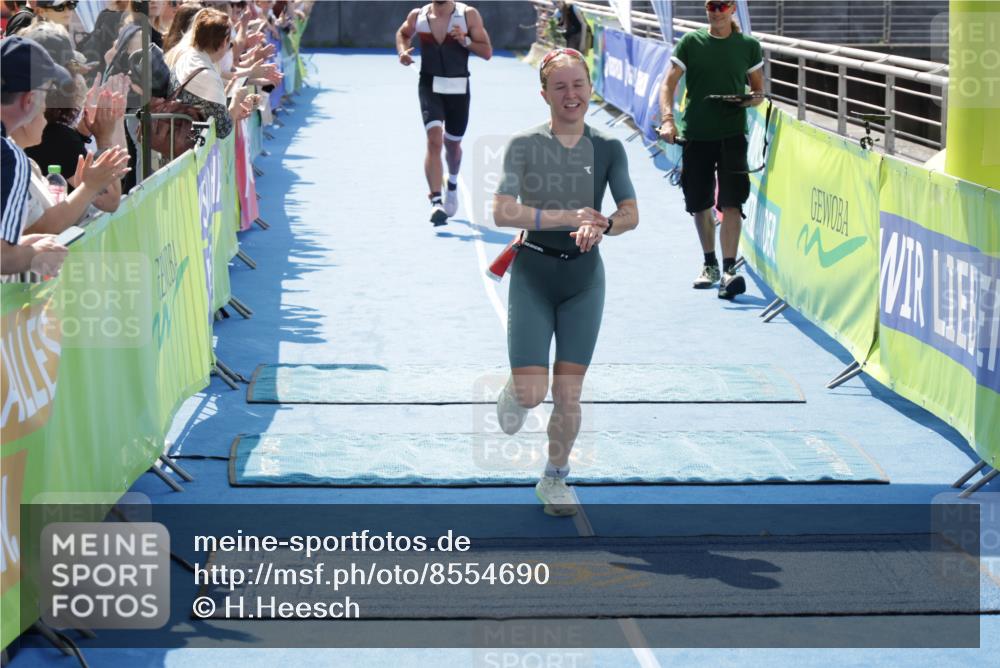 10.08.2025 - GEWOBA Citytriathlon Bremen H.Heesch http://msf.ph/oto/8554690 10.08.2025 14:11:01 Ziel 573, 784, 933 meine-sportfotos.de