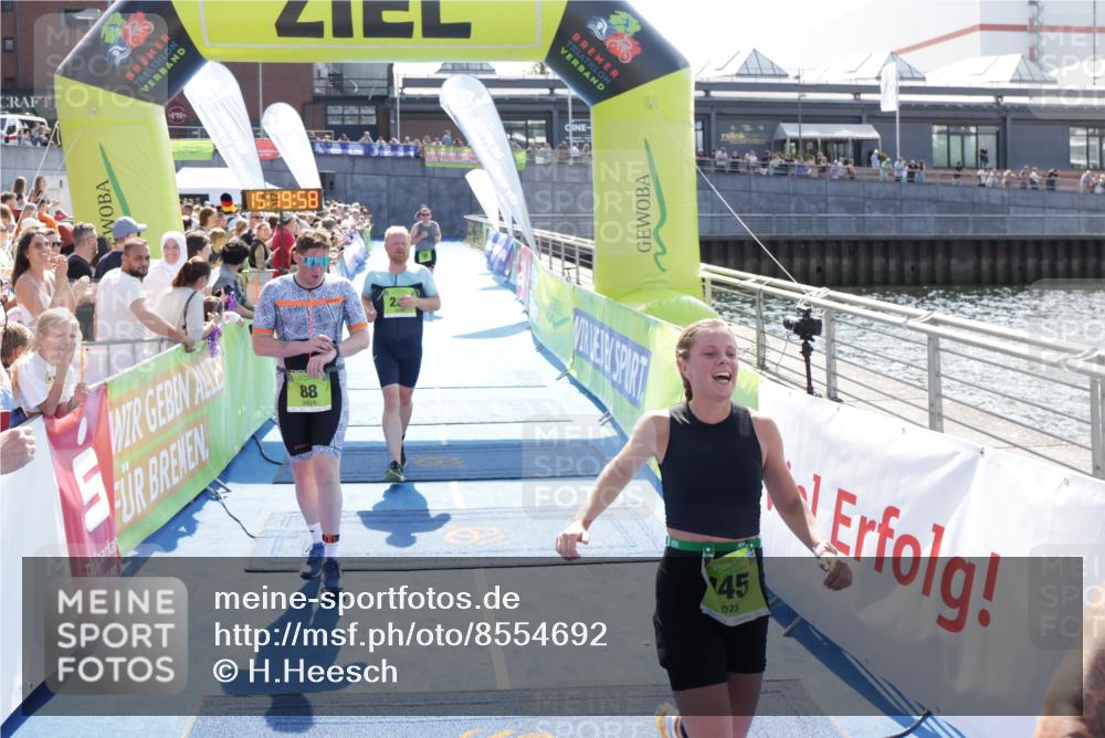 10.08.2025 - GEWOBA Citytriathlon Bremen H.Heesch http://msf.ph/oto/8554692 10.08.2025 15:20:02 Ziel 38, 88, 238, 445 meine-sportfotos.de